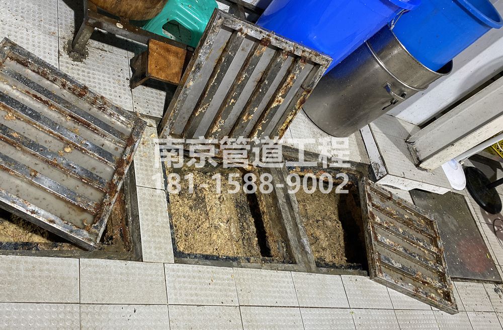 278科技园城管中队食堂隔油池清理